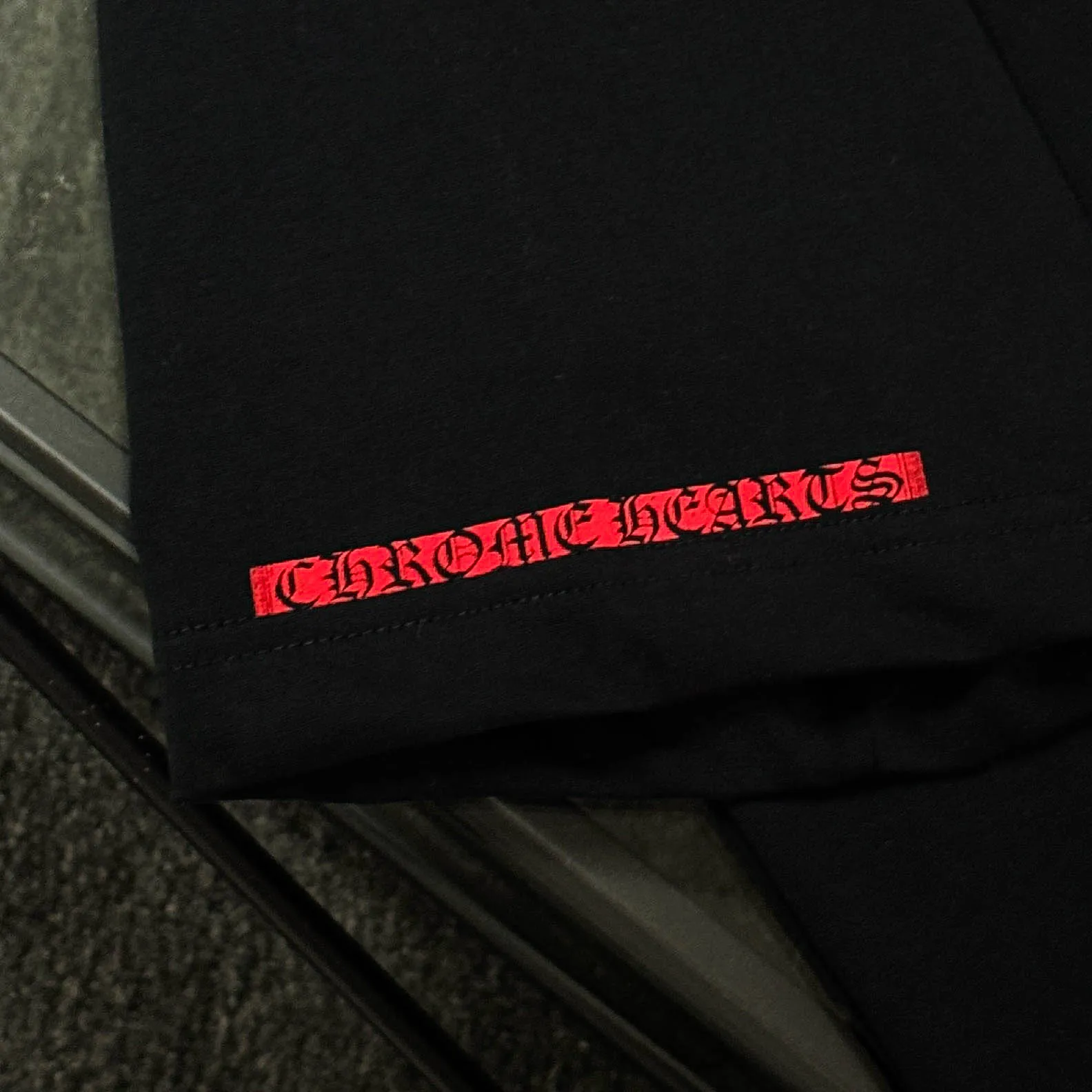 P170 Chrome Hearts Chrome Hearts 25 high version. The fabric is made of 300 grams of high-density pure cotton. It does not deform or shrink. It has three labels. It is the same style for men and women. Technology: suede foam printing. Color: white, black. SIZE: S-XL.